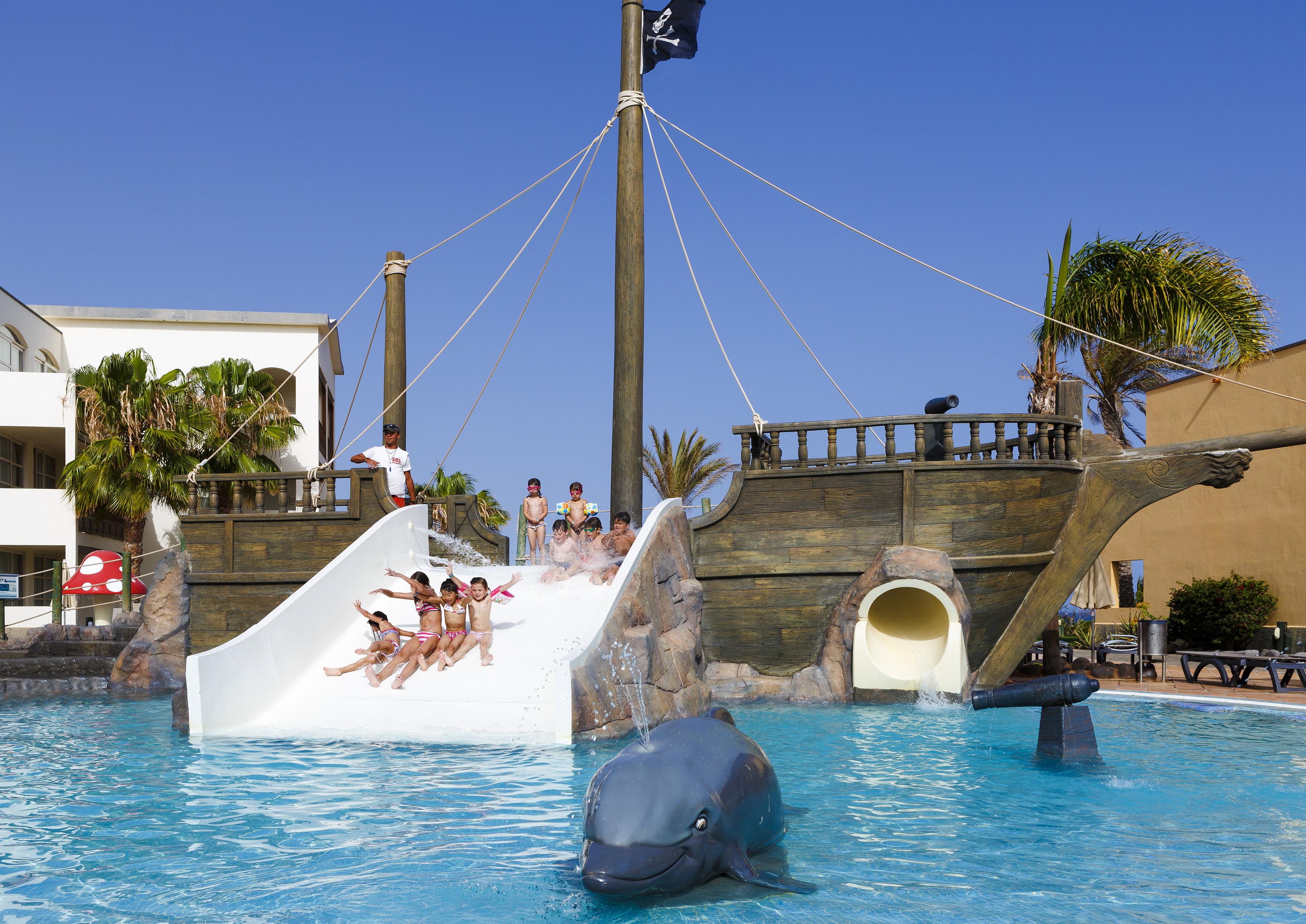H10 Rubicón Palace Playa Blanca  Exterior foto The pirate ship at the water park