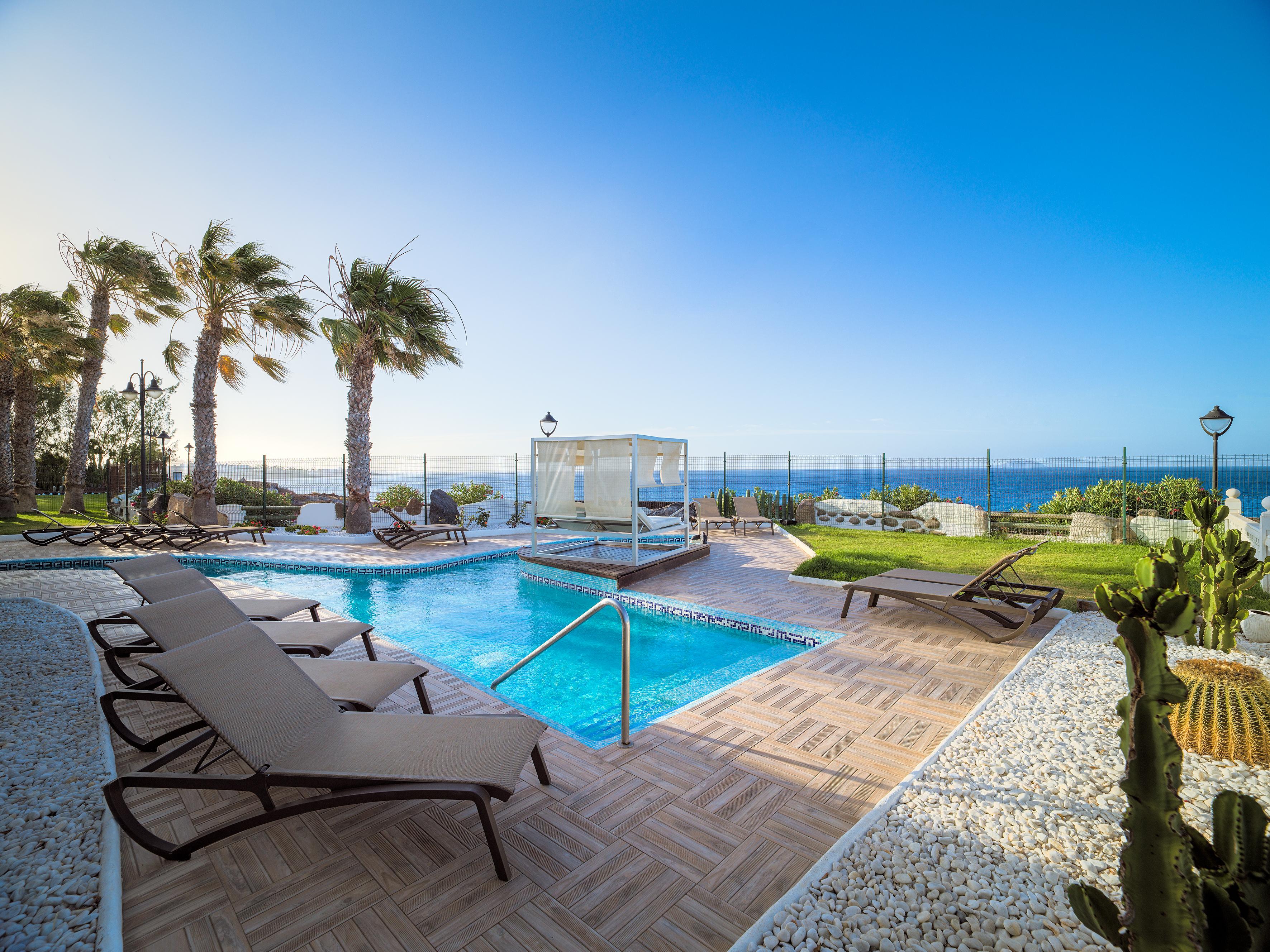 H10 Rubicón Palace Playa Blanca  Exterior foto The swimming pool at the hotel
