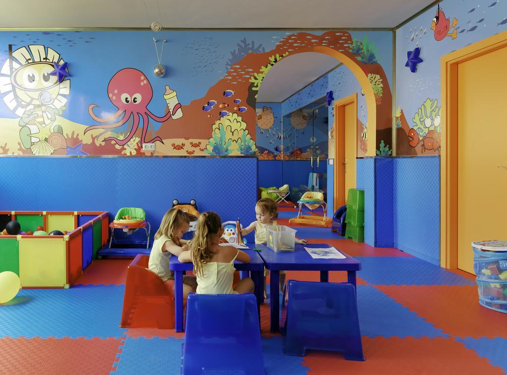 H10 Rubicón Palace Playa Blanca  Exterior foto A nursery in Italy