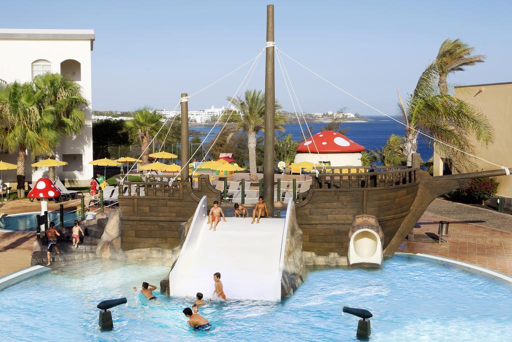 H10 Rubicón Palace Playa Blanca  Exterior foto The pirate ship at the water park