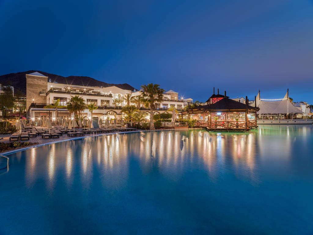 H10 Rubicón Palace Playa Blanca  Exterior foto The resort at night
